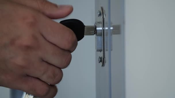 ¡Ojo! Bandidos están probando llaves en casas de Engativá La inseguridad en la ciudad de Bogotá continua y los pillos siguen haciendo de la suyas. Esta vez los bandidos están probando llaves en las viviendas del barrio 'El Encanto' en la localidad de Engativá.
