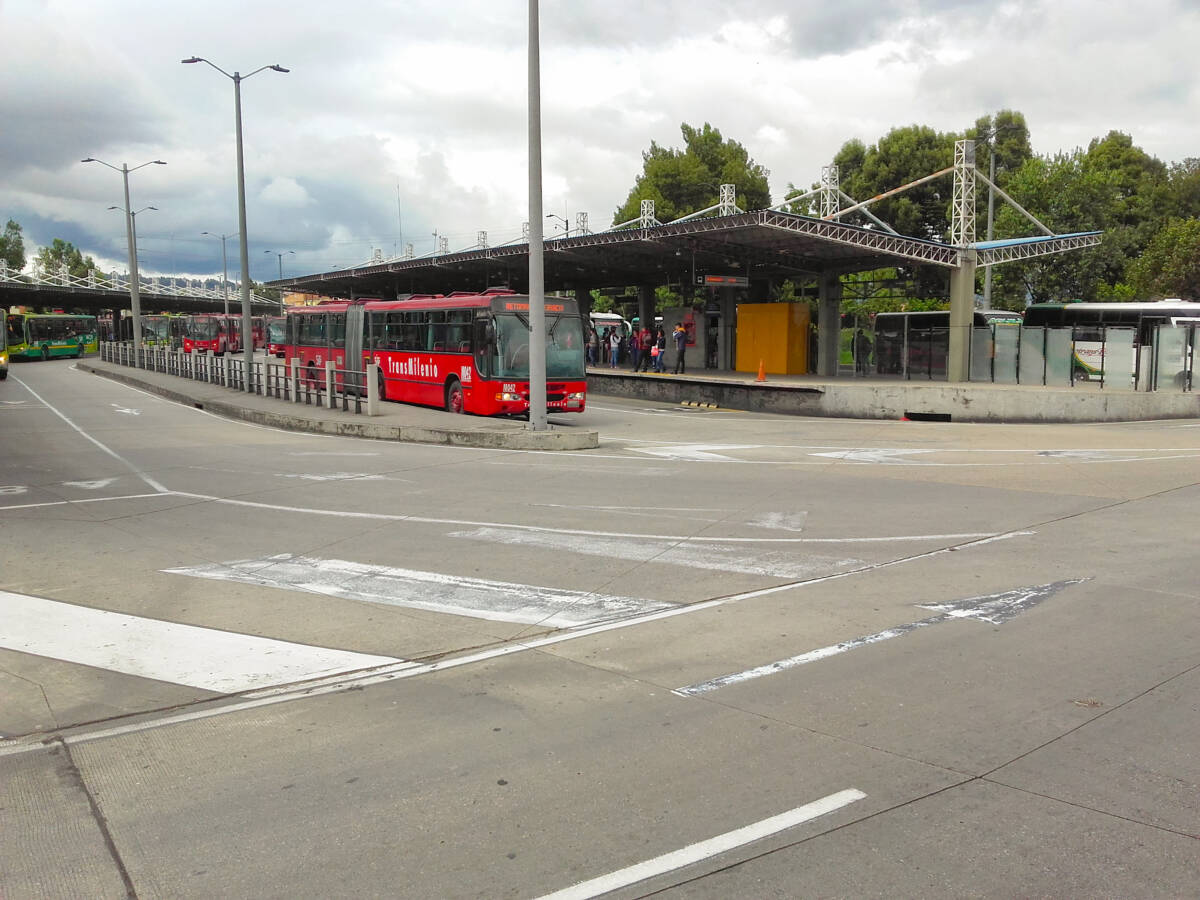¡Pilas! Hay caos vehicular en la calle 80 por la caída de un árbol 1 ¡Pilas! Hay caos vehicular en la calle 80 por la caída de un árbol En la mañana de este lunes, la empresa de TransMilenio, informó que se presenta alta congestión vehicular en la calle 80 por caída de un árbol en medio de la vía.