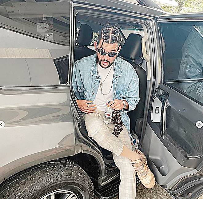 Caos por parecerse a Bad Bunny 4 Caos por parecerse a Bad Bunny Jordan Hurtado es un influenciador colombiano al que le salió bien una broma que hizo en un centro comercial de Cali. Llevó al lugar a un amigo que se parece físicamente a Bad Bunny.