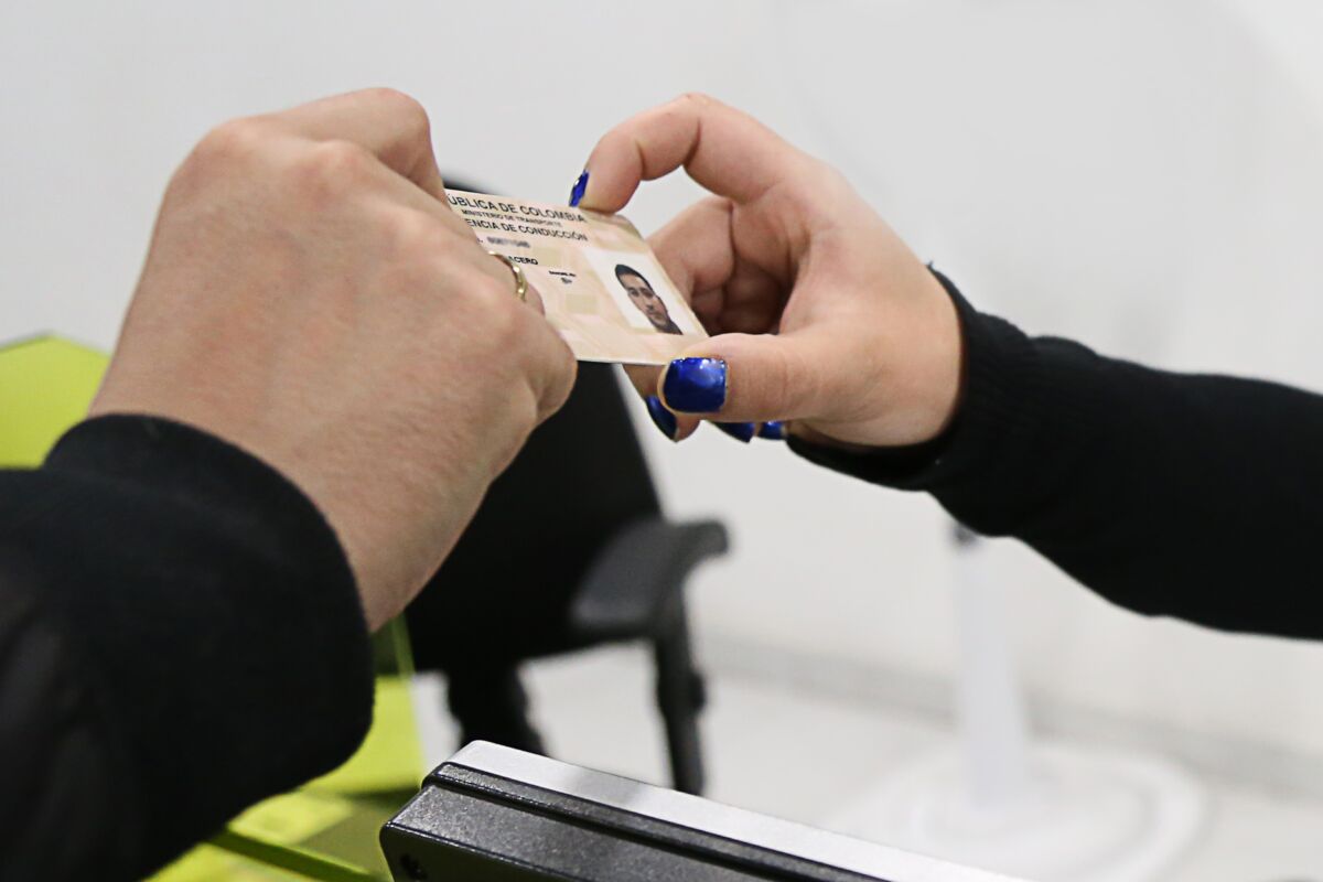 Sacar el pase se va a volver más jodido El Ministerio de Transporte presentó un proyecto de resolución, en el que se establecen nuevos criterios y exámenes para la expedición del pase de conducción. El proyecto ya cerró su etapa de observación y ahora entrará en el proceso de valoración que generará el acto administrativo.