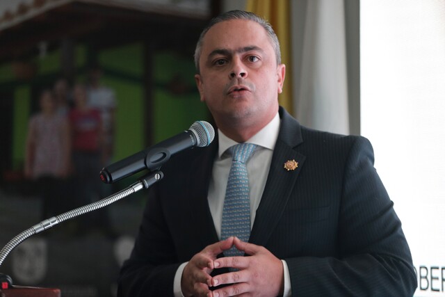 Juan Camilo Restrepo: designado como alcalde encargado de Medellín 2 Juan Camilo Restrepo: designado como alcalde encargado de Medellín Debido a la decisión de la Procuraduría General de la Nación de suspender al alcalde de Medellín, Daniel Quintero, por presuntamente haber participado en política a favor del candidato presidencial del Pacto Histórico, Gustavo Petro, el Gobierno ya designó a quien estará a cargo de la ciudad.