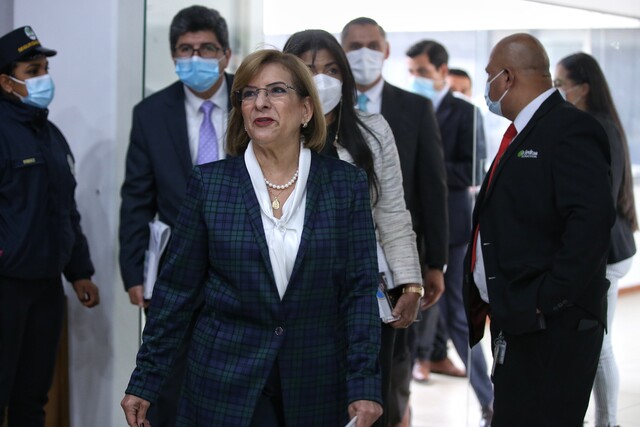 Procuradora dice que no se dejará vincular a controversias y mantendrá mano dura &nbsp;Luego de suspender a los alcaldes de Medellín, Daniel Quintero, e Ibagué, Andrés Fabián Hurtado, por presunta partición en política, la procuradora general de la Nación, Margarita Cabello, se refirió a las críticas por su decisión.