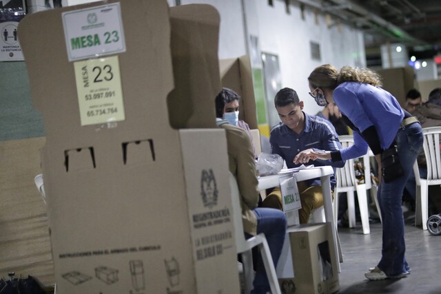 La hora en la que sabremos el resultado de las elecciones 1 La hora en la que sabremos el resultado de las elecciones Alexánder Vega, registrador Nacional, aseguró que esta noche, antes de irse a dormir, los colombianos sabrán si hay presidente electo o si habrá segunda vuelta de elecciones.