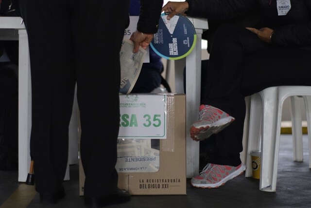 584 Denuncias por presuntas irregularidades en lo que va de la jornada electoral Van 584 denuncias de posibles irregularidades y 31 puestos de votación trasladados, por causas distintas al orden público, es el balance que hasta el momento ha hecho el Gobierno sobre el transcurso de la jornada electoral en el país.