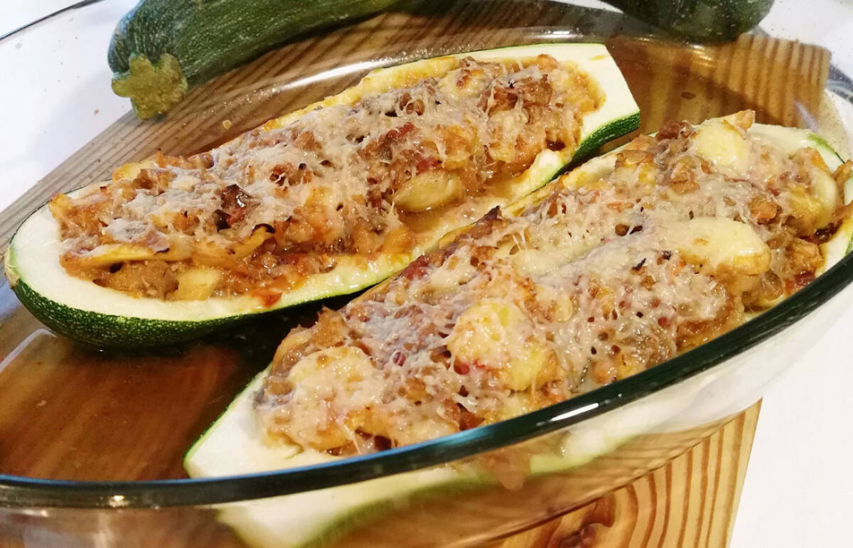 Calabacines rellenos de atún: Rico, barato y nutritivo A$900 está valorada esta semana la libra de calabacín en la capital del país, un alimento que además de economía, aporta un gran valor nutricional. Una buena opción en época de encarecimiento de la canasta familiar.