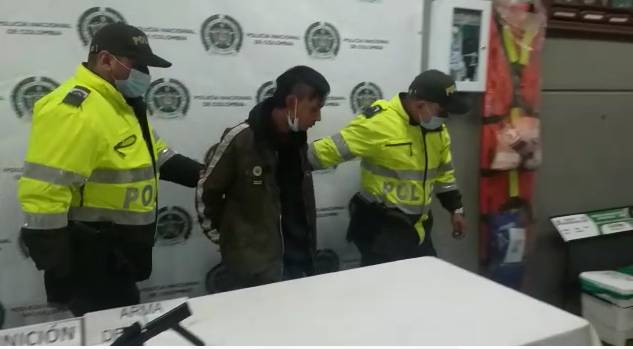 Capturan a dos bandidos con armas de fuego en Ciudad Bolívar 1 Capturan a dos bandidos con armas de fuego en Ciudad Bolívar En la localidad de Ciudad Bolívar, las autoridades capturaron a dos pillos que tenían armas de fuego para delinquir en la zona.