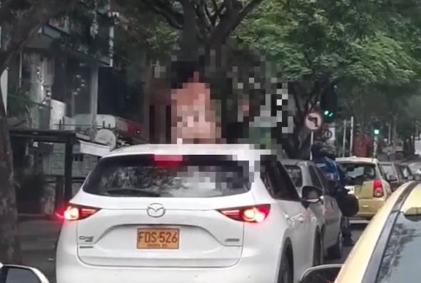EN VIDEO: Mujer se empelotó en plena vía pública Una mujer al parecer con mucho calor le dio por salir a la calle 'como Dios la trajo al mundo', mostrando todo y dejando poco a la imaginación. El hecho se presentó en la ciudad de Medellín este viernes 06 de mayo.