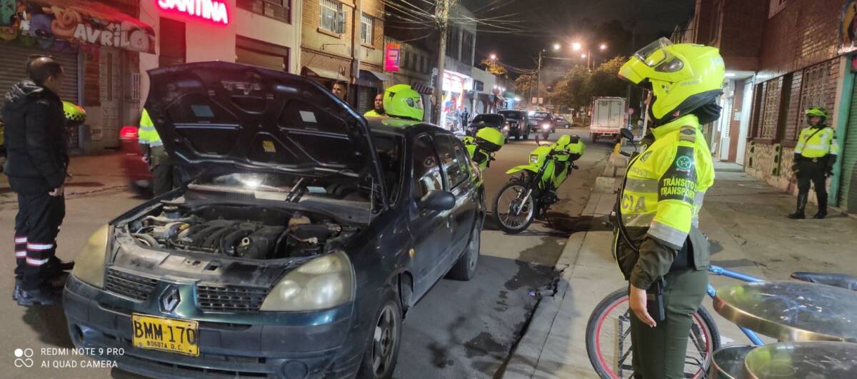 Pillos se dieron bala con la policía en la Avenida Primero de Mayo En las últimas horas se conoció que en la noche del martes, cuatro pillos que acababan de hurtar las pertenencias de los pasajeros de un bus del SITP se agarraron a bala con los policías que los persiguieron para capturarlos.