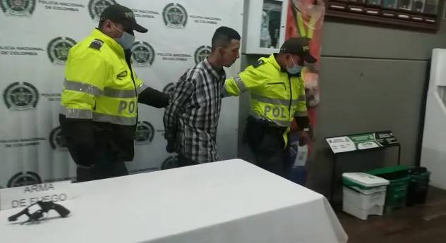 Capturan a dos bandidos con armas de fuego en Ciudad Bolívar 2 Capturan a dos bandidos con armas de fuego en Ciudad Bolívar En la localidad de Ciudad Bolívar, las autoridades capturaron a dos pillos que tenían armas de fuego para delinquir en la zona.