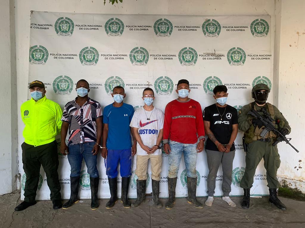 En operativo de la Policía contra el Clan del Golfo murió un líder social 1 En operativo de la Policía contra el Clan del Golfo murió un líder social Luego de 4 días de no tener noticias del paradero de Alconides Vallejo Álvarez, su familia lo encontró en la sede de Medicina Legal de Barrancabermeja, muy lejos del municipio de Vegachí, lugar donde residía y fue baleado en medio de un enfrentamiento entre la Policía Nacional y el Clan del Golfo.