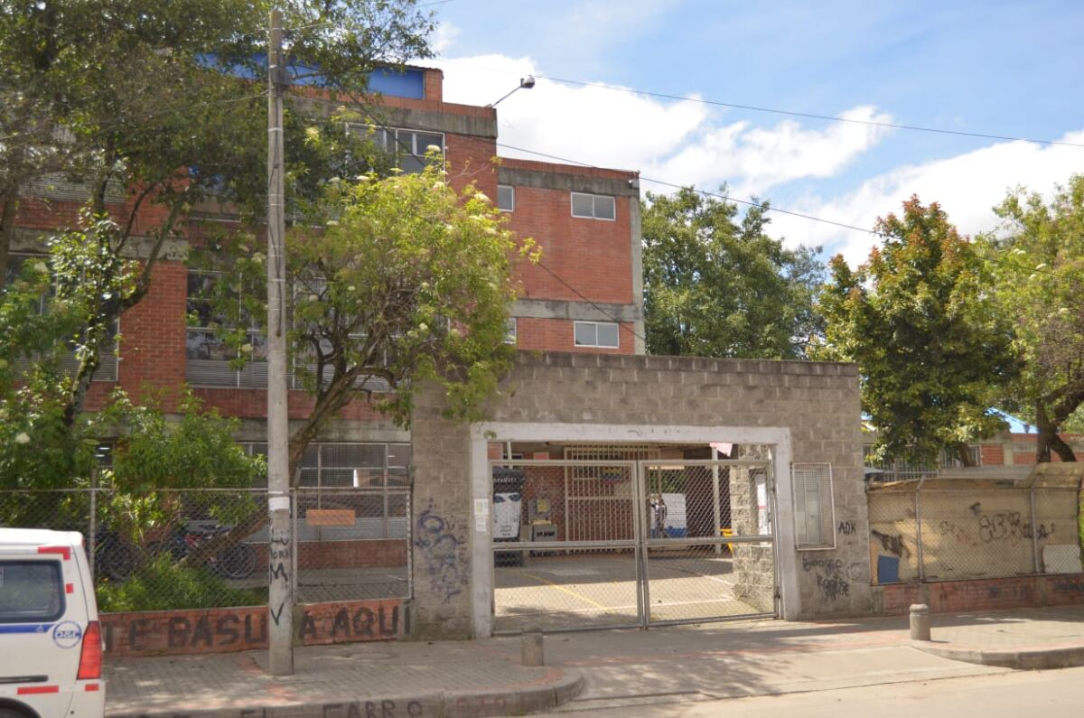 Secretaría de Educación rechazó muerte de estudiante en Suba Tras conocerse el infame homicidio de un estudiante de 17 años a las afueras del colegio Álvaro Gómez Hurtado, en la localidad de Suba, la Secretaría de Educación se pronunció la mañana de este miércoles y rechazó el crimen.