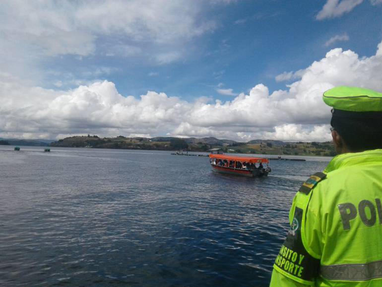 Tres niños murieron ahogados en el lago de Tota, una corriente los arrastró 1 Tres niños murieron ahogados en el lago de Tota, una corriente los arrastró Según se pudo conocer, los niños de 10, 12 y 13 años quedaron sumergidos en la parte profunda del lago y no pudieron ayudarlos, pues un tío de los menores intentó rescatarlos, pero le fue imposible.