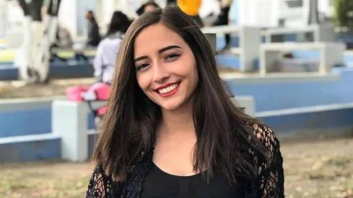 Informe foresen reveló que Debanhi Escobar fue violada y asesinada La familia de&nbsp;Debanhi Escobar,&nbsp;la joven mexicana hallada muerta, solicitó un segundo informe forense donde se revela que fue víctima de abuso sexual y, posteriormente, asesinada.