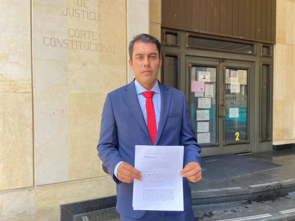 Demanda busca que mujeres coticen menos semanas para pensión de vejez 1 Demanda busca que mujeres coticen menos semanas para pensión de vejez Ante la Corte Constitucional fue radicada una demanda contra la Ley 797 de 2003, que establece que uno de los requisitos que deben cumplir las mujeres para acceder a una pensión de vejez en el régimen público es la cotización de 1.300 semanas.