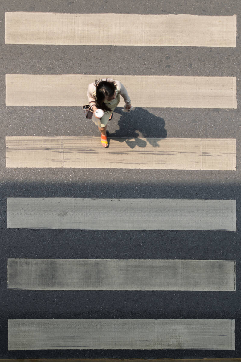 ¡Pilas cuando camine por la calle! 1 ¡Pilas cuando camine por la calle! Cuidarse, mientras se transita por las calles o avenidas del país, no es solo una responsabilidad de los conductores, también de los peatones. La Agencia Nacional de Seguridad Vial reveló, de hecho, que las personas que se desplazan a pie son, después de los motociclistas, los actores viales con más índices de mortalidad en accidentes de tránsito (con el 22,8% de las muertes, en 2022). En Q'HUBO le vamos a mostrar algunos índices que reflejan esta problemática, cuáles son sus derechos o deberes como peatón y cómo evitar hechos lamentables en las vías.