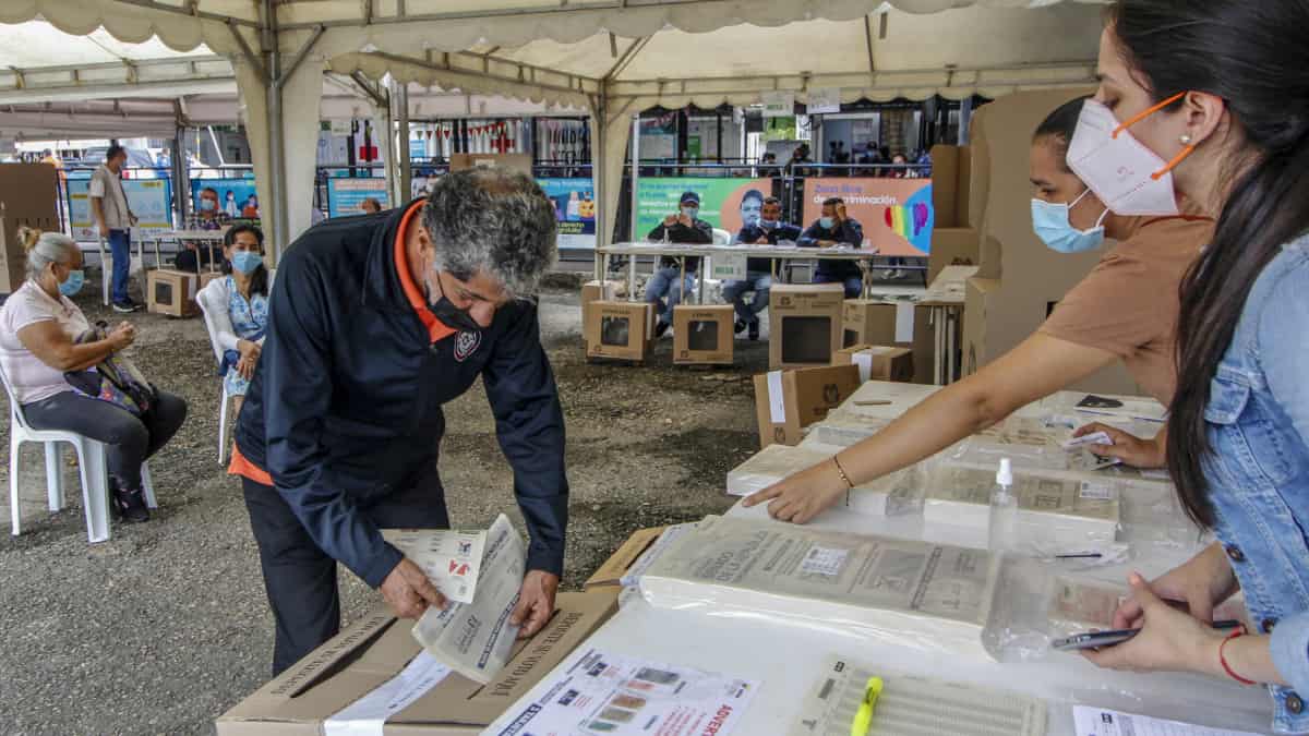 La ONU pide que las elecciones de Colombia se desarrollen sin violencia La misión de la ONU en Colombia manifestó su confianza en que las elecciones presidenciales de este domingo se desarrollen “libres de violencia”.