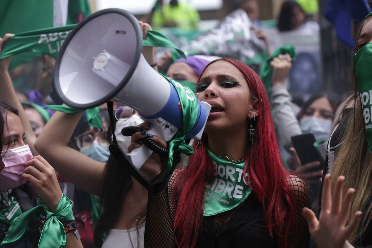 Bogotá toma medidas para garantizar el derecho al aborto sin barreras 8 Bogotá toma medidas para garantizar el derecho al aborto sin barreras Con el objetivo que las mujeres puedan acceder sin barreras a su derecho de interrumpir voluntariamente el embarazo, tal como lo ordenó la Corte Constitucional, el Distrito de Bogotá tomó algunas medidas para garantizar este derecho en los servicios de salud.