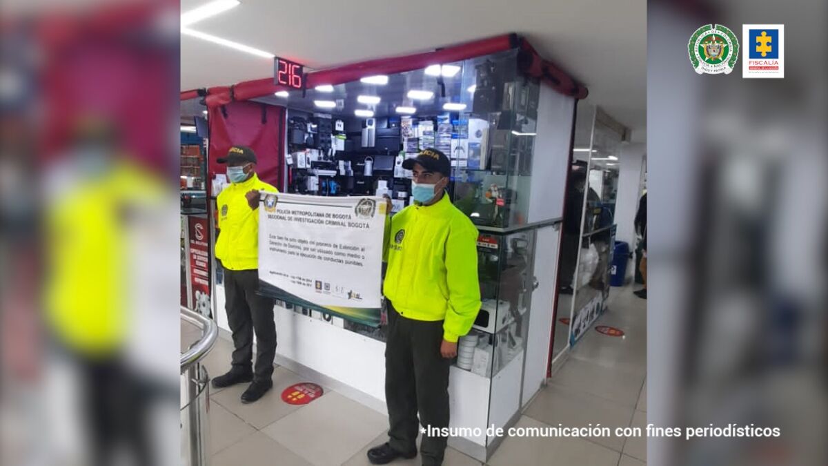 En ocho propiedades escondían celulares hurtados para revenderlos 1 En ocho propiedades escondían celulares hurtados para revenderlos La Fiscalía General de la Nación, en trabajo articulado con la Sijin de la Policía Metropolitana de Bogotá, en un operativo ocupó con fines de extinción de dominio ocho inmuebles que eran usados por delincuentes que robaban celulares.