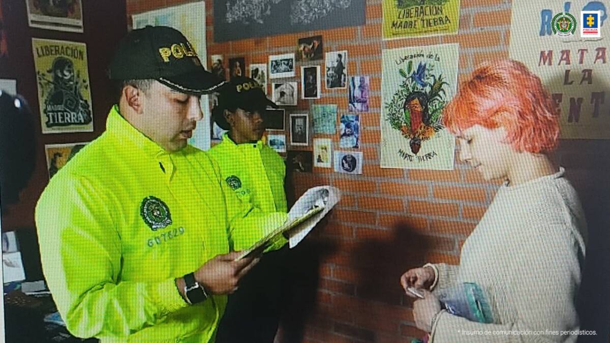 Envían a la cárcel a presunta integrante del Eln, enlace con la 'Primera Línea' Un Juez de Control de Garantías envió a la cárcel a Camila Botero Cardozo, alias ‘Lucía’, presunta integrante del frente Ernesto ‘Che’ Guevara del ELN, y quien gestionó presuntamente 23 millones de pesos para la ‘Primera Línea’ de Cali, Medellín y Pereira.