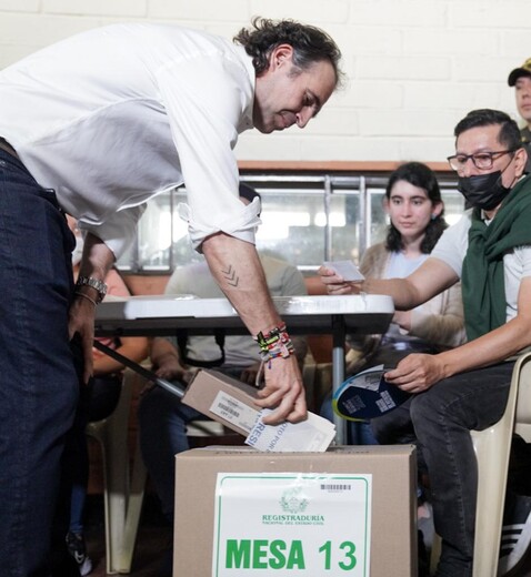 Así votaron los candidatos Los candidatos a la presidencia Rodolfo Hernández, de la Liga de Gobernantes, y Sergio Fajardo, de la coalición Centro Esperanza, fueron los primeros aspirantes a la Casa de Nariño en asistir este domingo a ejercer su derecho al voto. Posteriormente lo hizo el candidato por el Pacto Histórico, Gustavo Petro, en Bogota.