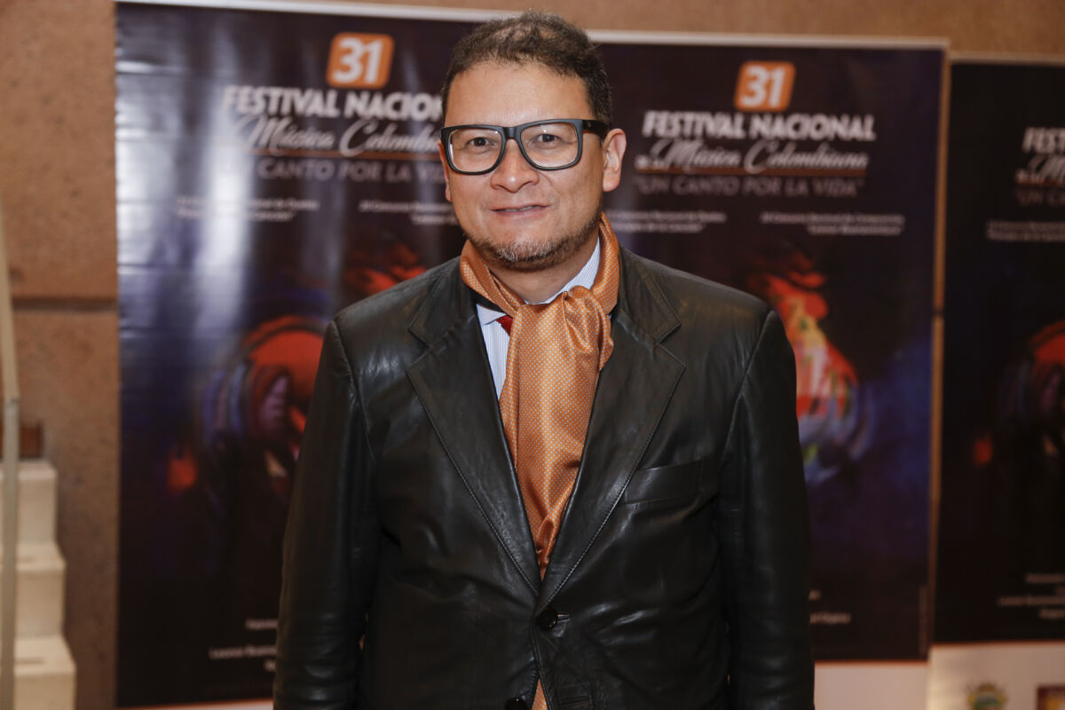 Fiscalía pidió archivar una investigación contra el profesor Fabián Sanabria La Fiscalía le solicitó al Juez 50 de Conocimiento de Bogotá precluir una investigación en contra del sociólogo y catedrático Fabián Sanabria por acoso sexual en contra del joven Joan Sebastian González, porque el caso ya habría prescrito. La audiencia se suspendió porque el denunciante no tenía abogado durante la diligencia porque dijo que la Fiscalía nunca le informó sobre lo que estaba pasando con su denuncia.