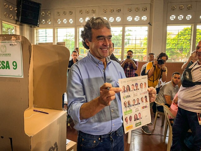 Así votaron los candidatos Los candidatos a la presidencia Rodolfo Hernández, de la Liga de Gobernantes, y Sergio Fajardo, de la coalición Centro Esperanza, fueron los primeros aspirantes a la Casa de Nariño en asistir este domingo a ejercer su derecho al voto. Posteriormente lo hizo el candidato por el Pacto Histórico, Gustavo Petro, en Bogota.