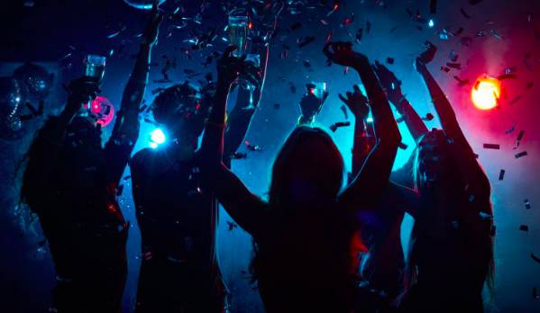 En fiesta electrónica de Bogotá murió un joven de 26 años Un joven identificado como Ricardo José Rojas Guevara, de 26 años, murió el fin de semana, en una fiesta electrónica realizada en la ciudad de Bogotá llamada Red Room 2.