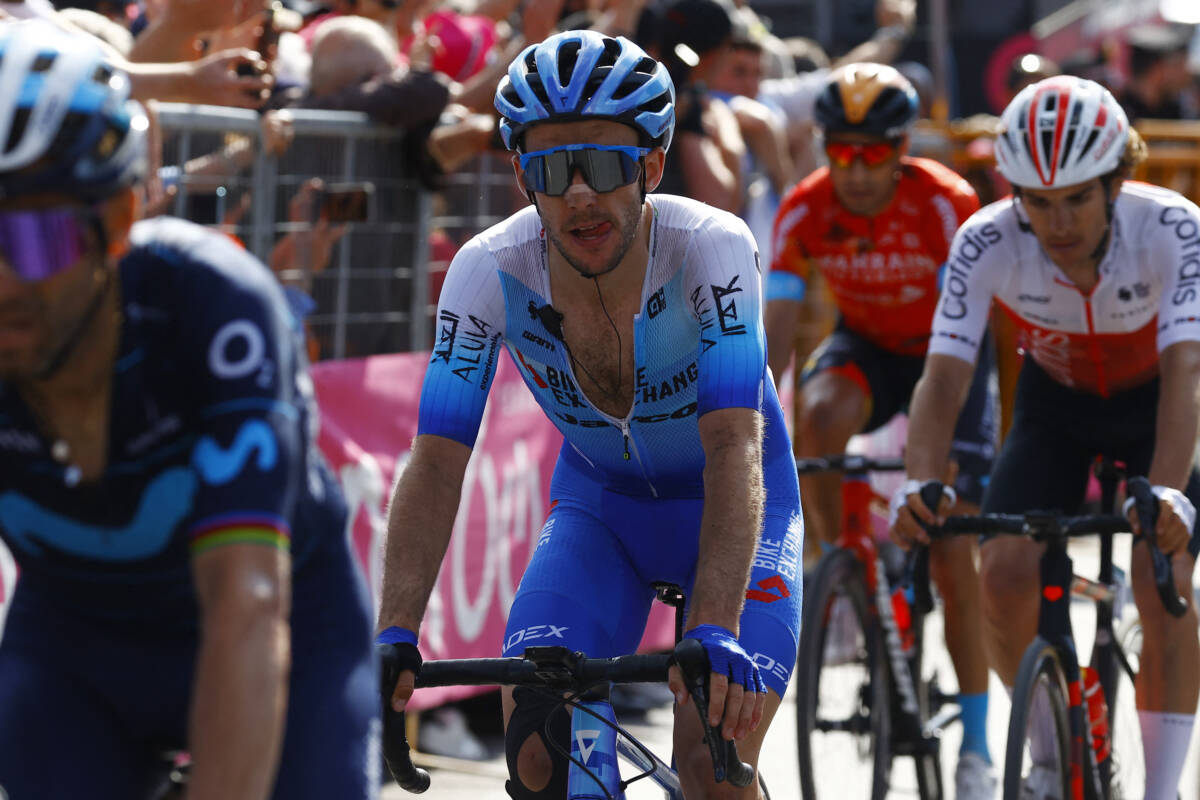 Así le fue a los colombianos en la 7 etapa del Giro de Italia 1 Así le fue a los colombianos en la 7 etapa del Giro de Italia Con una difícil jornada para las colombianos en la la 7 etapa del Giro de Italia, el neerlandés Koen Bouwman del equipo Jumbo, conquistó una nueva jornada en una de las competencias del ciclismo más importantes en el mundo.