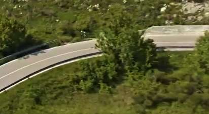 En video: terrible caída en la etapa 9 del Giro de Italia 1 En video: terrible caída en la etapa 9 del Giro de Italia Un gran susto se vivió en el descenso de la etapa 9 del Giro de Italia, uno de los ciclistas perdió el control de su bicicleta.
