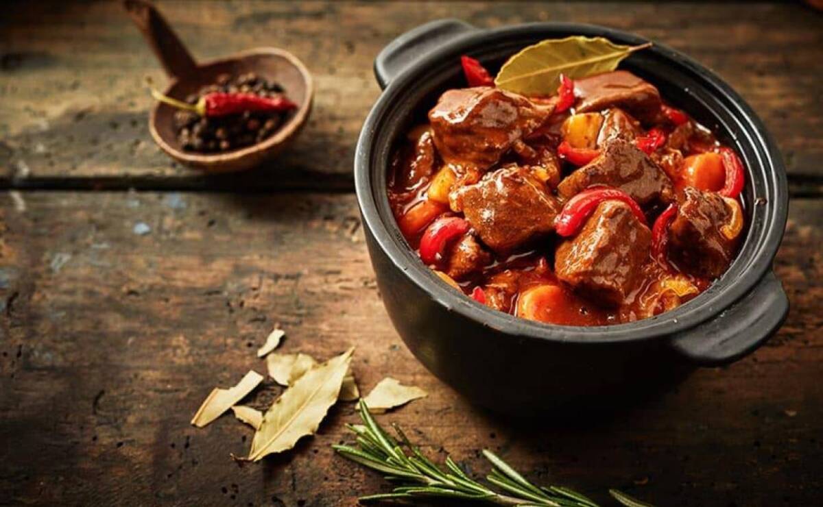 Aprenda a hacer un delicioso goulash con muchas verduras El alto costo de la carne hace que muchas familias disminuyan su consumo, por ello hay que hacer rendir cada libra. Una buena forma de rendirla es mezclarla con verduras y el goulash es una excelente opción.