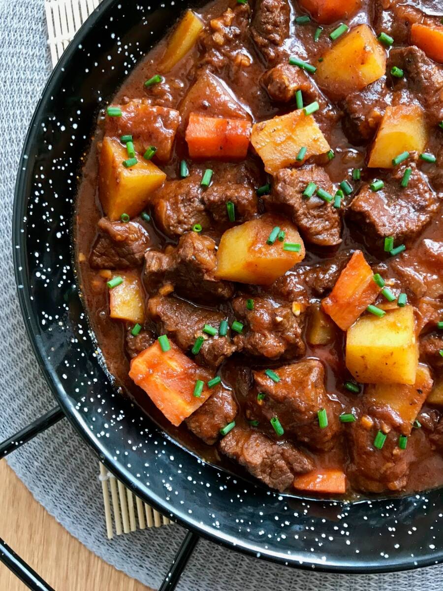 Aprenda a hacer un delicioso goulash con muchas verduras El alto costo de la carne hace que muchas familias disminuyan su consumo, por ello hay que hacer rendir cada libra. Una buena forma de rendirla es mezclarla con verduras y el goulash es una excelente opción.