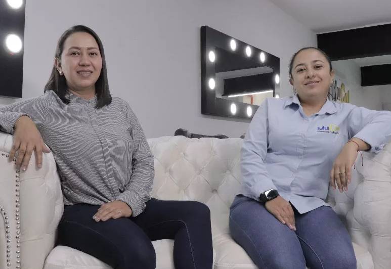 De amigas a socias emprendedoras 7 De amigas a socias emprendedoras Encontrar un buen socio puede ser, quizás, tan difícil como hallar una buena pareja... Pero Heyde y Bibiana tienen la fortuna de pregonar a boca llena que con su amistad forjaron las bases sólidas del emprendimiento con el que hoy triunfan y con el que generan empleo formal.