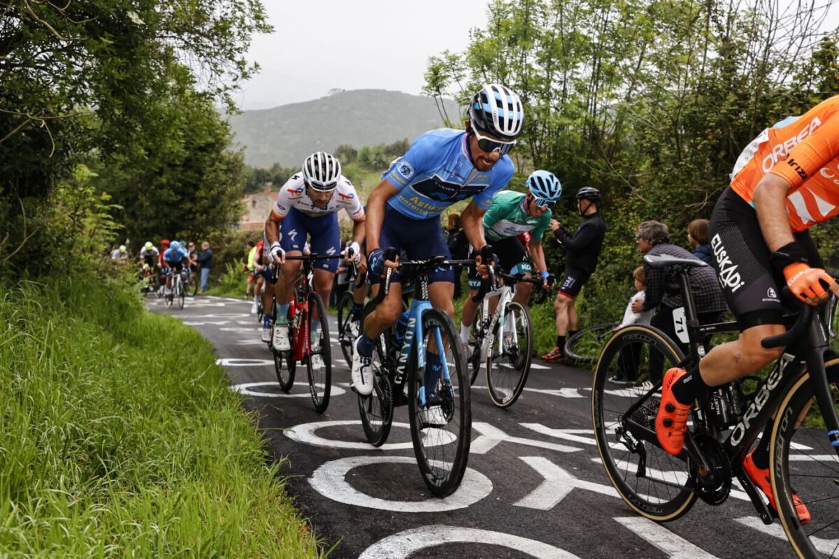 ¡Iván Sosa es campeón de la Vuelta a Asturias! 2 ¡Iván Sosa es campeón de la Vuelta a Asturias! Se volvió una costumbre que los colombianos conquisten la Vuelta a Asturias (España). El año pasado lo hizo Nairo Quintana y este domingo el turno fue para Iván Sosa. El corredor cundinamarqués se quedó con el título, tras defender su liderato en la clasificación general, en la última fracción (122 kilómetros).