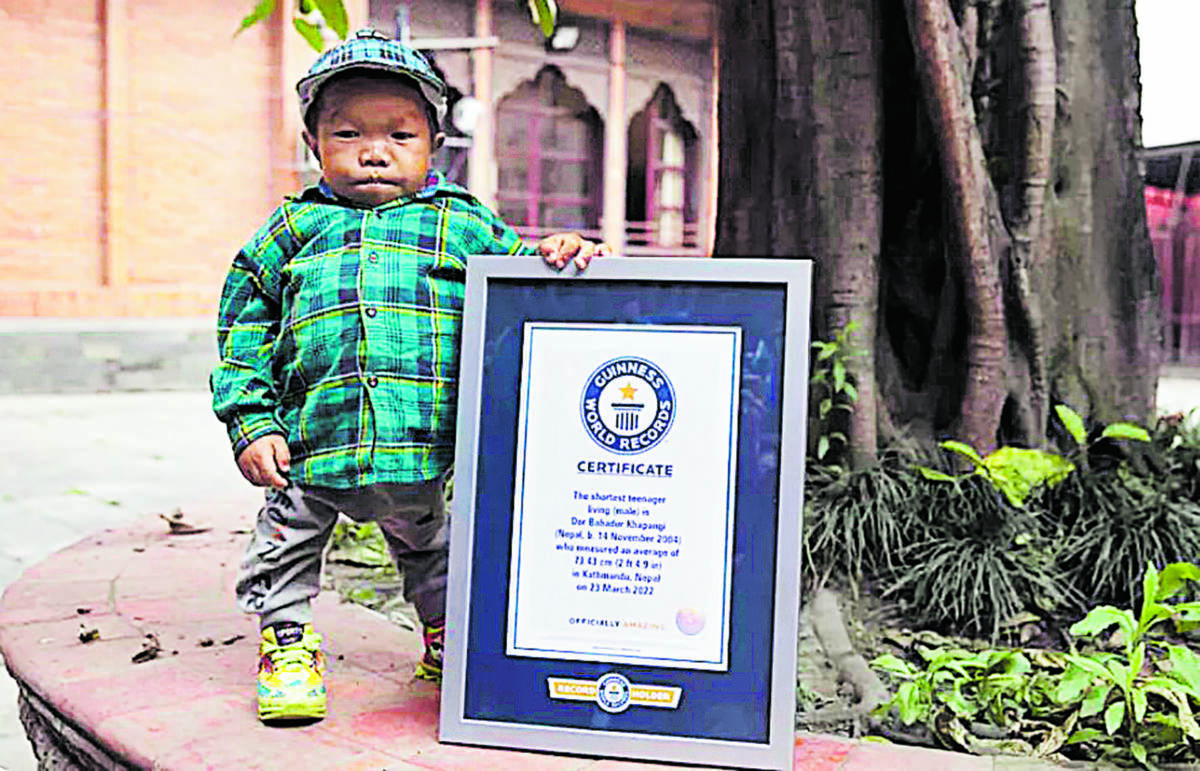 El adolescente más bajito del universo Dor Bahadur Khapangi es un nepalí de 18 años que hoy ostenta el título del adolescente masculino con vida más bajo del mundo. Mide apenas 73,43 centímetros de estatura. La entrega del certificado que anuncia su ingreso al Libro Guinness de los Récords se hizo el pasado martes en Katmandú (Nepal). De acuerdo con el hermano mayor de Dor, “él estaba bien cuando nació; sin embargo, dejó de crecer a partir de los 7&nbsp;años".