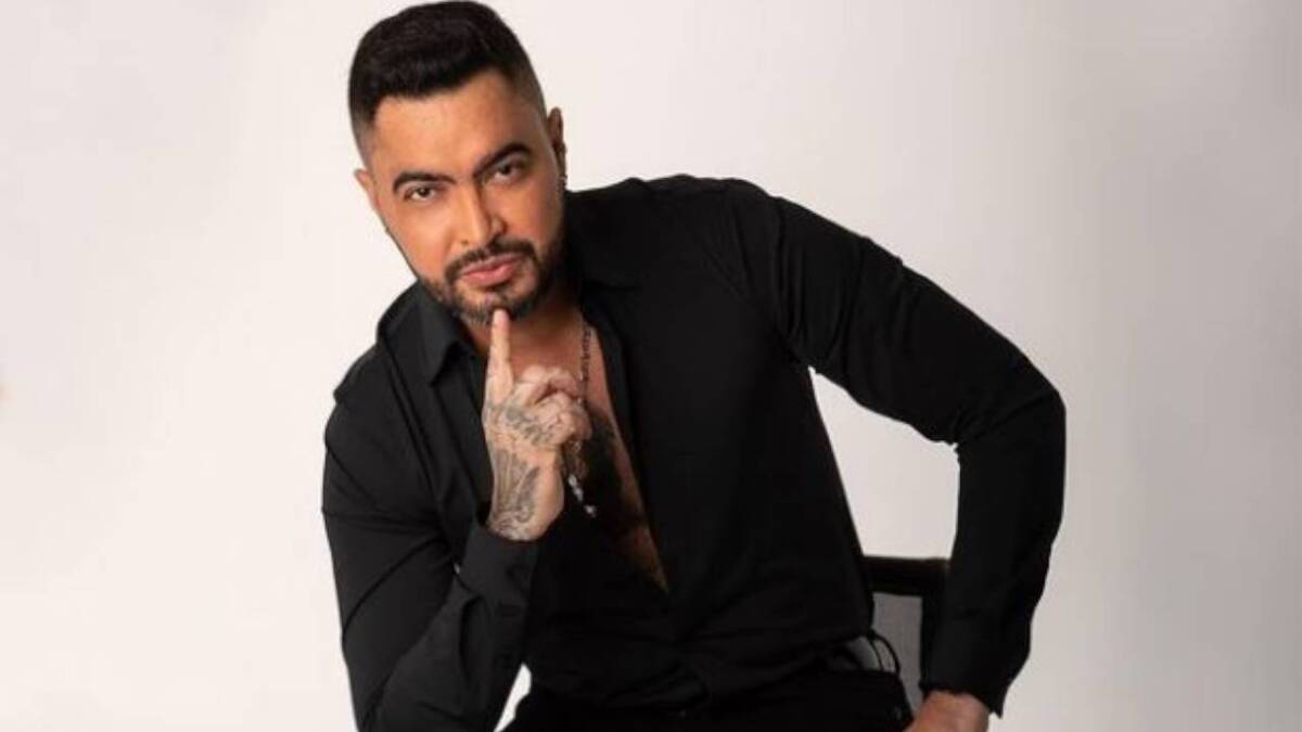 Jhon Alex Castaño se tatuó los labios de Amparo Grisales El cantante Jhon Alex Castaño reveló que los labios rojos que tiene tatuados en su cuello son, ni más ni menos, que de Amparito Grisales. Según el artista, tomó ese beso de una revista.