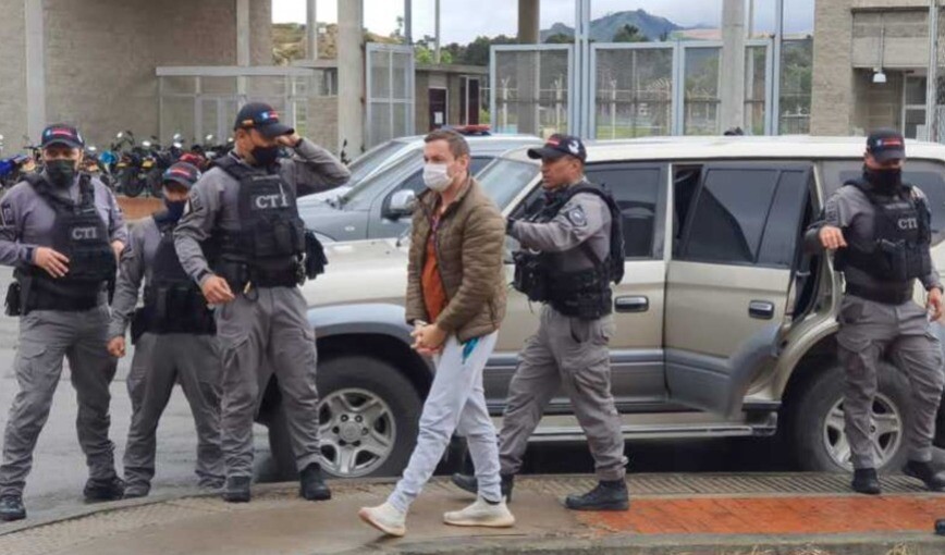 Le practican prueba de sangre a Jhonier Leal A las 8 de la mañana de este martes, Jhonier Leal fue llevado hasta las instalaciones de Medicina Legal, en el centro de Bogotá, con el fin de someterse a una prueba de sangre que autorizó de manera voluntaria, luego de que la Fiscalía General se la solicitara.