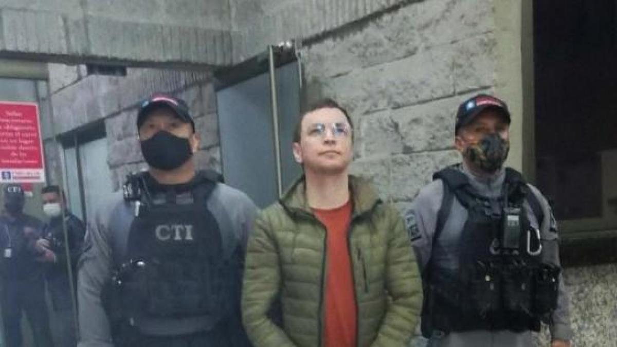 Defensa de Yhonier Leal va a solicitar su libertad Yhonier Leal empezó a protagonizar las noticias nacionales desde que fue capturado en su apartamento, en el sector del Polo (en Barrios Unidos), el pasado 15 de enero, por el doble homicidio de su hermano, el estilista Mauricio Leal, y de su mamá, Marleny Hernández, perpetrados en noviembre del año pasado.