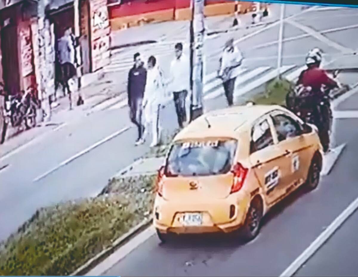 Puñalada mortal: Joven murió por herida en el cuello en Rafael Uribe “Las malas amistades se llevaron a mi hijo”, dice resignada y con un nudo en la garganta la madre de Johan Andrey Ruiz, un joven que acababa de cumplir 20 años el pasado mes de abril.Andrey murió este viernes a causa de una puñalada mortal que le propinaron en el cuello.