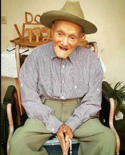 Un suramericano se convierte en el hombre más viejo del mundo 1 Un suramericano se convierte en el hombre más viejo del mundo El hombre más viejo del mundo fue hasta enero pasado el español Saturnino de la Fuente García, nacido el 11 de febrero de 1909, también tenía 112 años y estaba a poco menos de un mes de cumplir los 113.