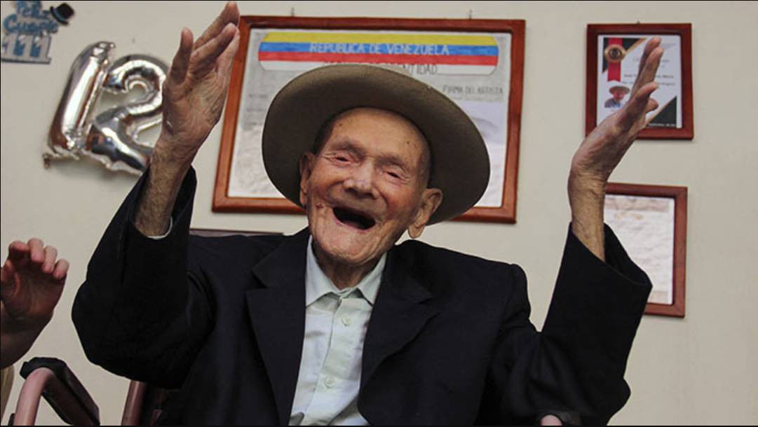 Un suramericano se convierte en el hombre más viejo del mundo El hombre más viejo del mundo fue hasta enero pasado el español Saturnino de la Fuente García, nacido el 11 de febrero de 1909, también tenía 112 años y estaba a poco menos de un mes de cumplir los 113.&nbsp;
