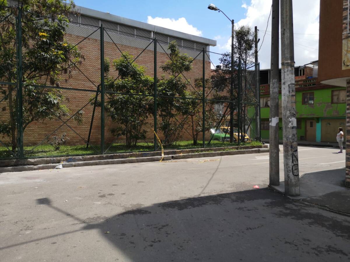 Sicarios asesinan a joven en Campo Hermoso 2 Sicarios asesinan a joven en Campo Hermoso Acto seguido, según vecinos, se escucharon 4 disparos que iban dirigidos contra la humanidad del joven de 28 años, que resultó ser el blanco del ataque. Dos disparos lo impactaron.