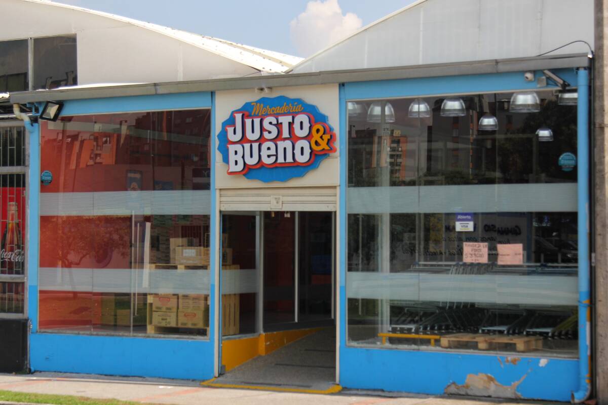 Justo & Bueno solicitó iniciar la liquidación de la empresa 7 Justo & Bueno solicitó iniciar la liquidación de la empresa La cadena de retail de bajo costo Justo & Bueno se da por vencida. Luego de que la compañía china JF Capital International Ltd. le quedara mal en el giro de recursos para cubrir sus deudas, la empresa Mercadería S.A.S., dueña de la marca Justo & Bueno, radicó ante la Superintendencia de Sociedades la apertura de un proceso de liquidación judicial.