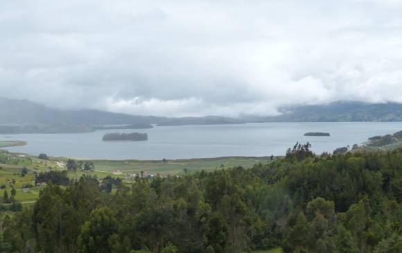 Encuentran el cuerpo del tío de los menores ahogados en la laguna de Tota 1 Encuentran el cuerpo del tío de los menores ahogados en la laguna de Tota Es de resaltar que la laguna de Tota donde ocurrieron estos hechos, se encuentra situado en el departamento de Boyacá Colombia, a 34 kilómetros al sur de Sogamoso.