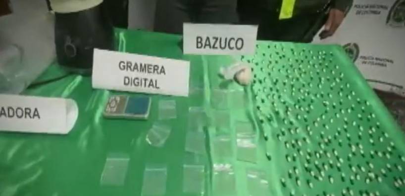 Capturan a alias 'La Gramera' con 300 dosis de bazuco en Antonio Nariño 2 Capturan a alias 'La Gramera' con 300 dosis de bazuco en Antonio Nariño En el barrio el Restrepo, localidad de Antonio Nariño, la policía de Bogotá, capturo a una mujer conocida bajo el alias de 'La Gramera', quien se dedicaba a producir y comercializar sustancias psicoactivas en esta zona de la ciudad.