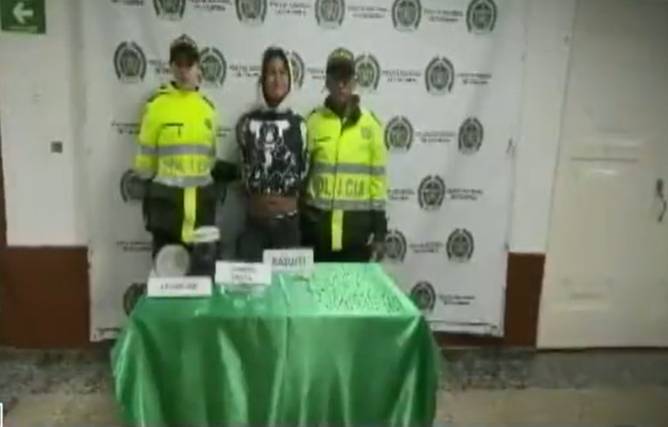 Capturan a alias 'La Gramera' con 300 dosis de bazuco en Antonio Nariño 1 Capturan a alias 'La Gramera' con 300 dosis de bazuco en Antonio Nariño En el barrio el Restrepo, localidad de Antonio Nariño, la policía de Bogotá, capturo a una mujer conocida bajo el alias de 'La Gramera', quien se dedicaba a producir y comercializar sustancias psicoactivas en esta zona de la ciudad.