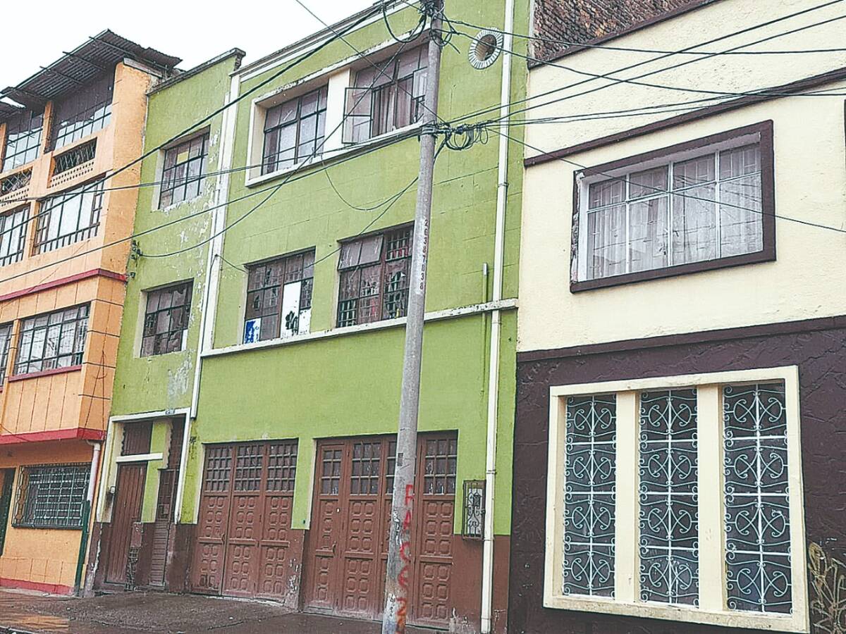 Casa en el barrio San Bernardo funcionaba como centro de torturas Las investigaciones de los aterradores hallazgos de cuerpos abandonados que aparecen en bolsas plásticas o en lonas de tela en las calles de la capital, tienen un nuevo componente: una casa ubicada en el barrio San Bernardo (en Santa Fe), al parecer, sería el lugar desde el que han salido varios de los cadáveres que han aparecido los últimos meses en las calles de sectores aledaños al centro de la capital.
