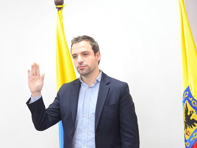 Luis Ernesto Gómez renunció a su cargo en la Alcaldía de Bogotá 1 Luis Ernesto Gómez renunció a su cargo en la Alcaldía de Bogotá Este sábado el Jefe de Gabinete de la Alcaldía de Bogotá, Luis Ernesto Gómez, renunció este a su cargo. y dio a conocer la noticia a través de su cuenta de Twitter, en donde indicó:
