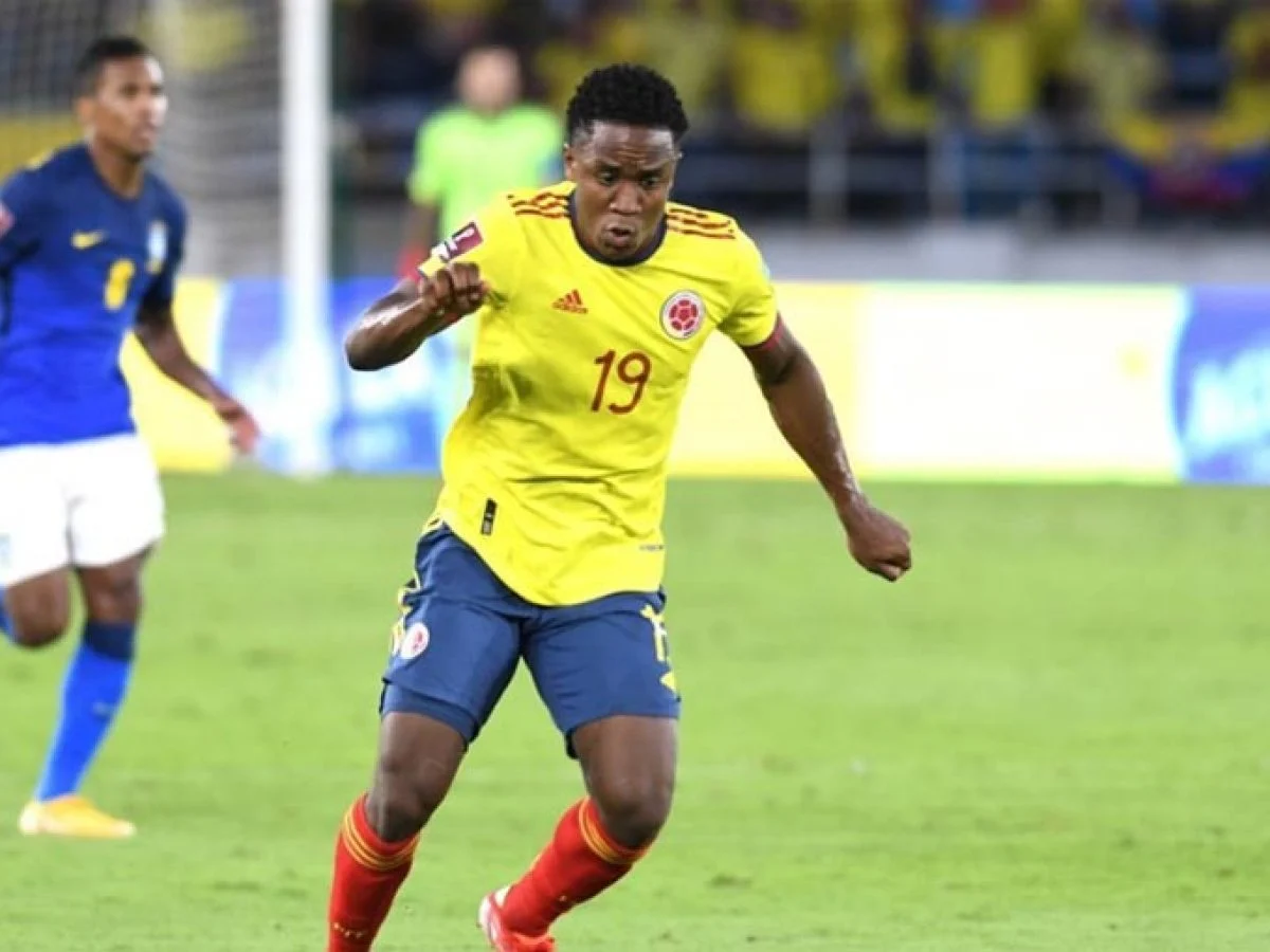 Luis Sinisterra ya no jugará en partido amistoso con la Selección Colombia La Federación Colombiana de Fútbol informó que el jugador Luis Sinisterra, quien había sido convocado para el juego amistoso que tendrá la Selección Colombia de Mayores frente a Arabia Saudita, ya no estará con el equipo por temas médicos.