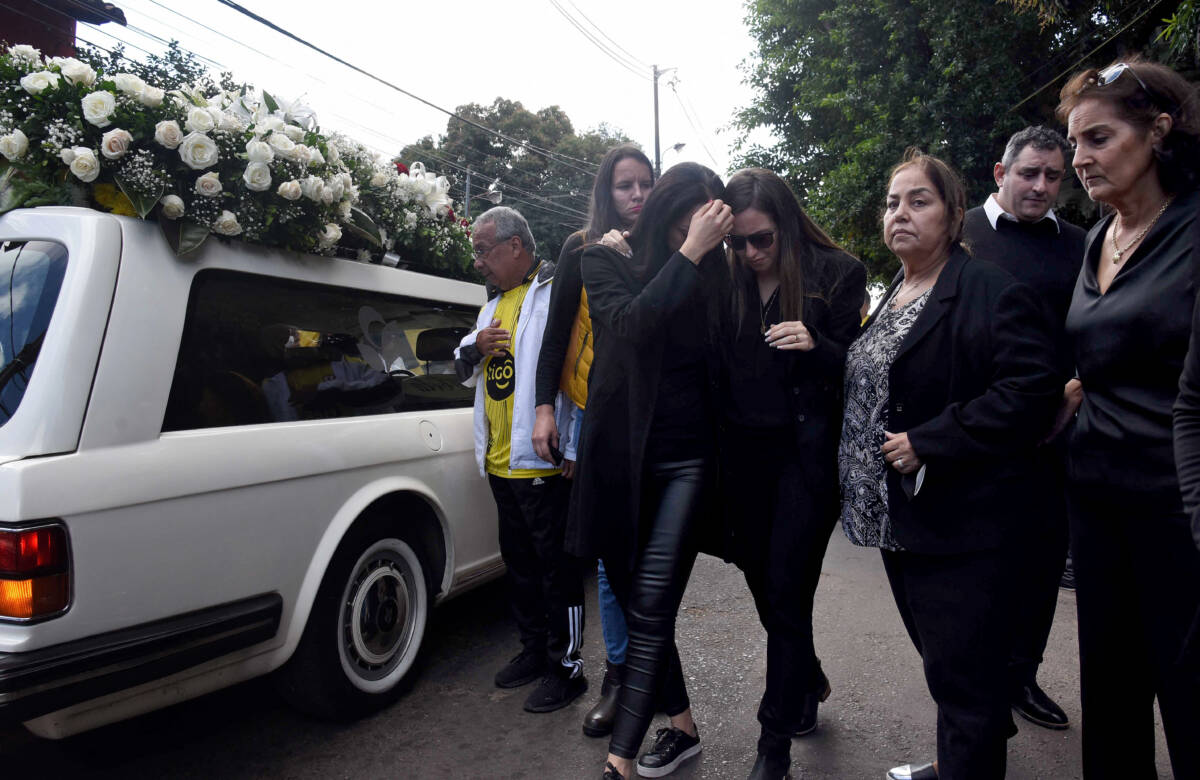 Así fue el funeral del fiscal Pecci en Paraguay 2 Así fue el funeral del fiscal Pecci en Paraguay Con homenajes en sus lugares preferidos (el club de fútbol, el colegio y la estación de bomberos), Paraguay despidió este domingo a Marcelo Pecci, el fiscal contra el crimen organizado de 45 años que fue asesinado por sicarios en Colombia debido "a su honestidad".