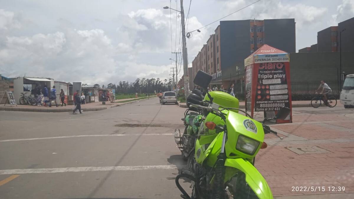 Matan a dueño de caseta en Bosa El Recreo Un montón de pasto amaneció ayer sobre el punto donde cayó herido un joven reconocido por tener una caseta de venta de cigarrillos y otros menesteres, en el sector de Parques de Bogotá, en Bosa. La misma gente, por respeto y pudor a la temible escena, puso ese pasto para tratar de olvidar la bochornosa tarde del sábado, día en que asesinaron a un joven y dejaron otro herido.